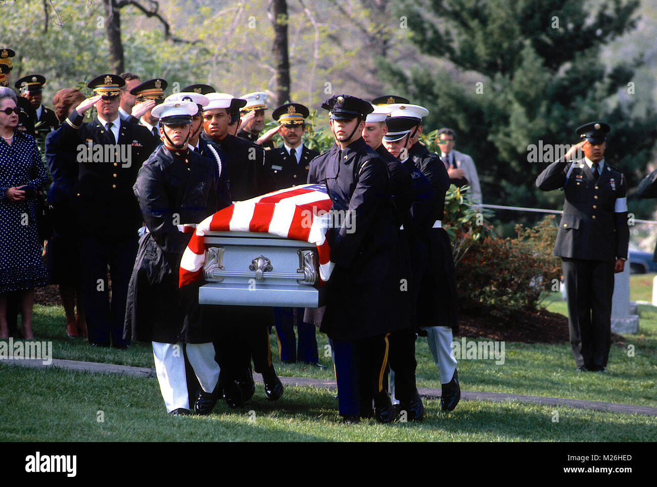 Arlington, Virginia, USA, 14. April 1981 Beerdigung Serivces für General der Armee Omar Bradley. Der Sarg wird von der Beerdigung Detail auf die Grabstätte durchgeführt. Stockfoto