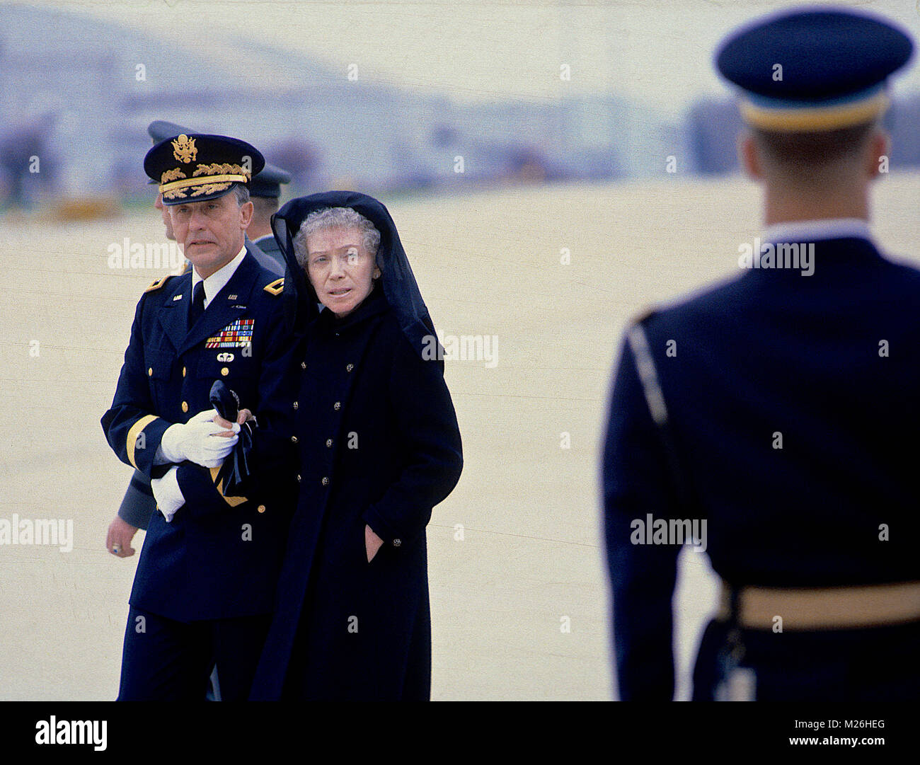 Camp Springs Maryland, USA, 13. April 1981 Beerdigung Serivces für General der Armee Omar Bradley. General Bradley's Witwe Esther 'Kitty' Bühler Bradley ist Vergangenheit die Ehrengarde am Andrews begleitet. Stockfoto