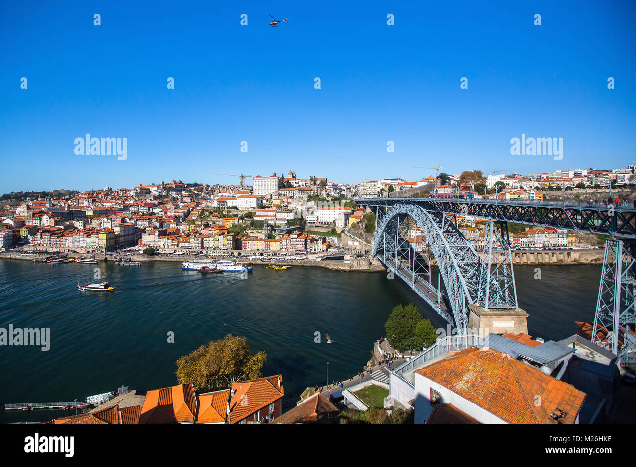 Vogelperspektive Douro Fluss und Dom Luis I Brücke, geschossen von Vila Nova de Gaia, Porto, Portugal. Stockfoto