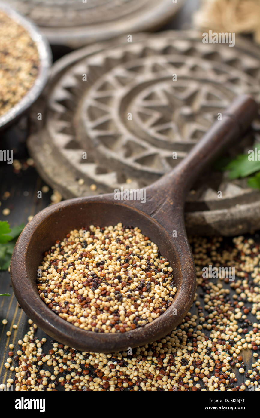 Mischung aus organischen Weiß, Gelb und Schwarz Quinoa, Ernährung und gesundes Essen, in der Nähe Stockfoto