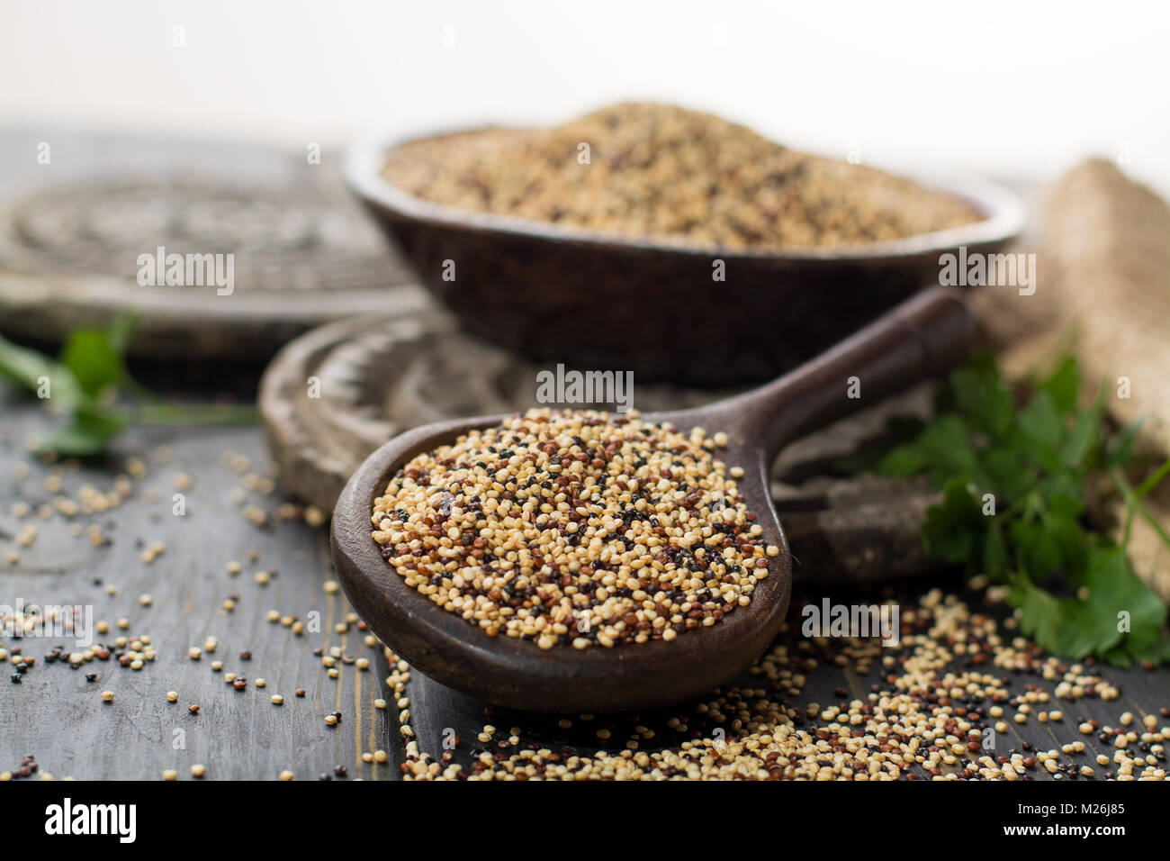 Mischung aus organischen Weiß, Gelb und Schwarz Quinoa, Ernährung und gesundes Essen, in der Nähe Stockfoto