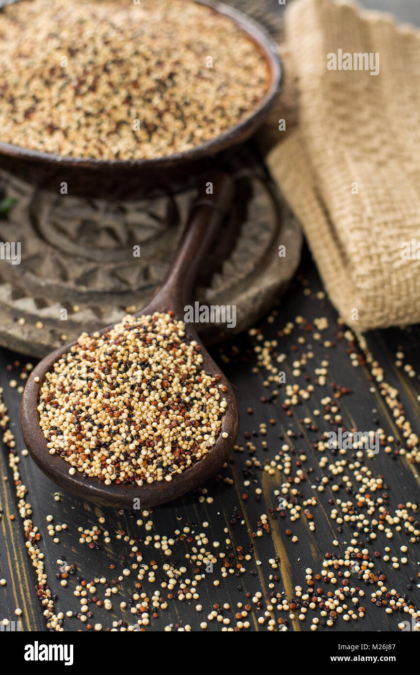 Mischung aus organischen Weiß, Gelb und Schwarz Quinoa, Ernährung und gesundes Essen, in der Nähe Stockfoto