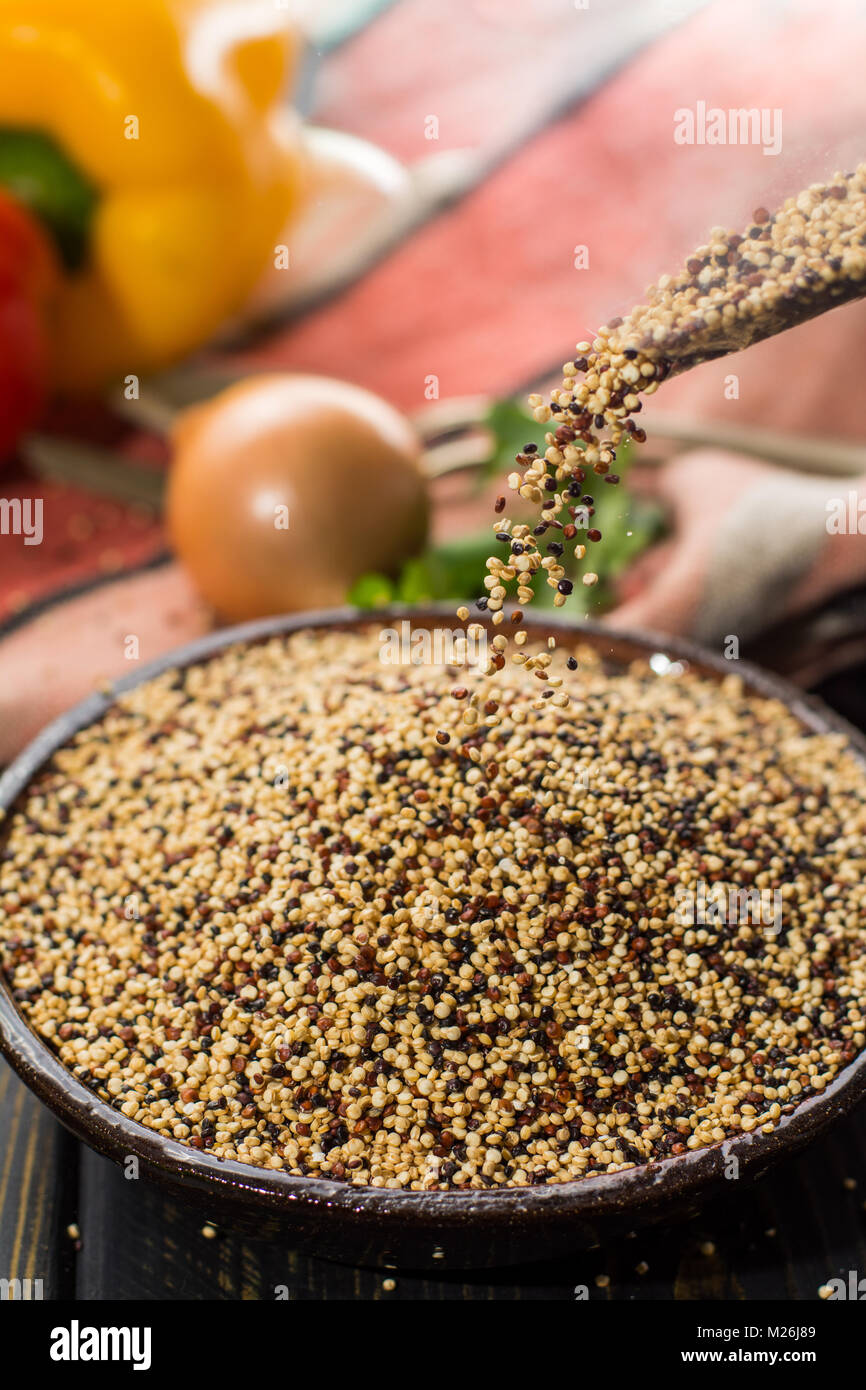 Mischung aus organischen Weiß, Gelb und Schwarz Quinoa, Ernährung und gesundes Essen, in der Nähe Stockfoto