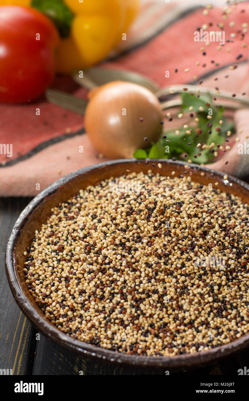 Mischung aus organischen Weiß, Gelb und Schwarz Quinoa, Ernährung und gesundes Essen, in der Nähe Stockfoto