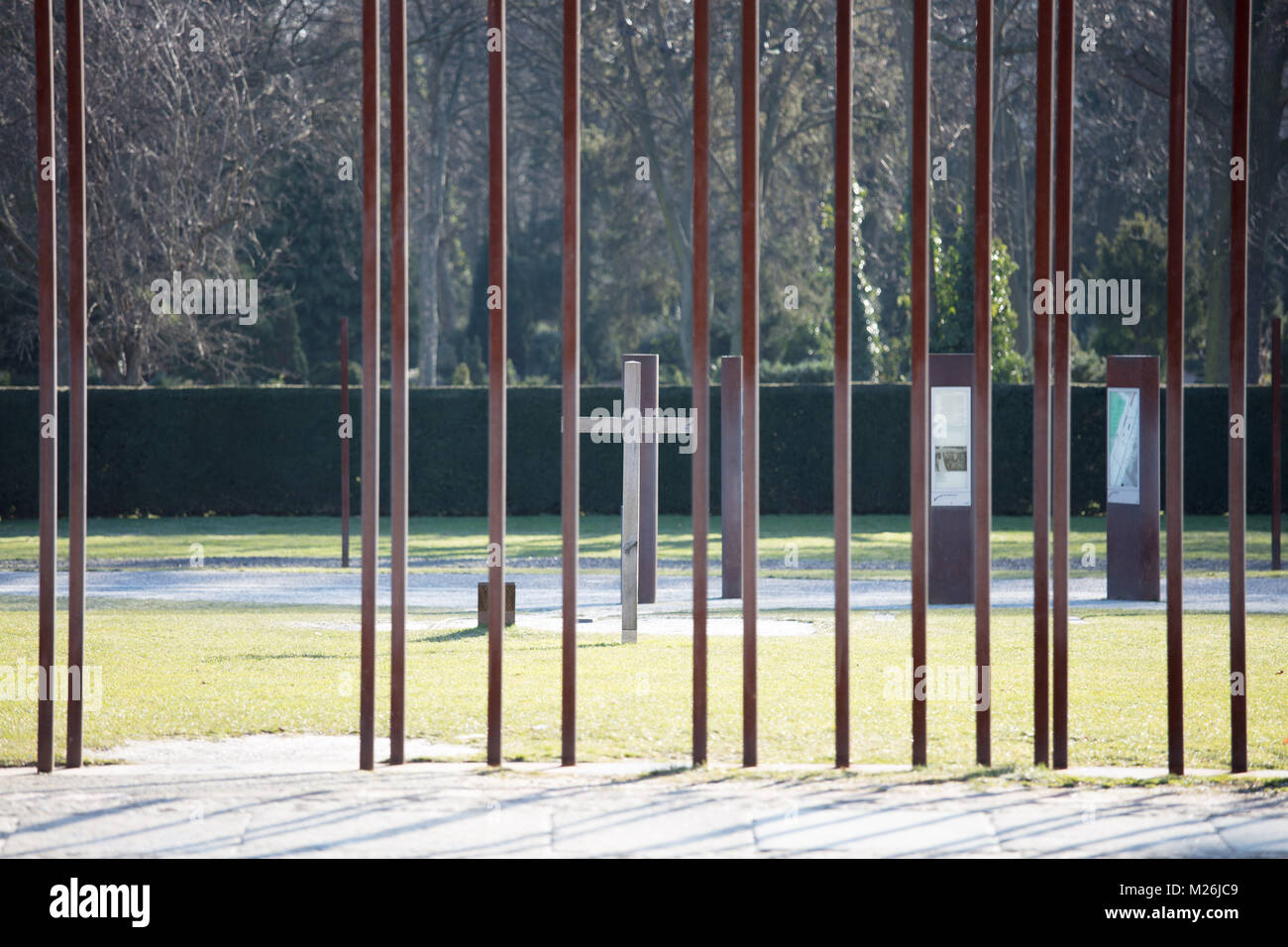 Gedenk-Kreuz von der Sophien-Gemeinde vor Überrest Abschnitt der Berliner Mauer im Berliner Mauer Memorial Park Stockfoto