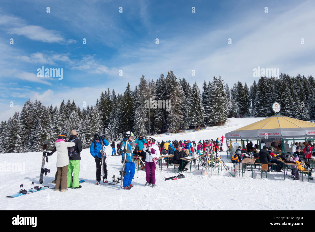 Skifahrer mit Ski Cafe auf den Skipisten oder Pisten über Niederau, Alpbach, Tirol, Österreich Europa Stockfoto