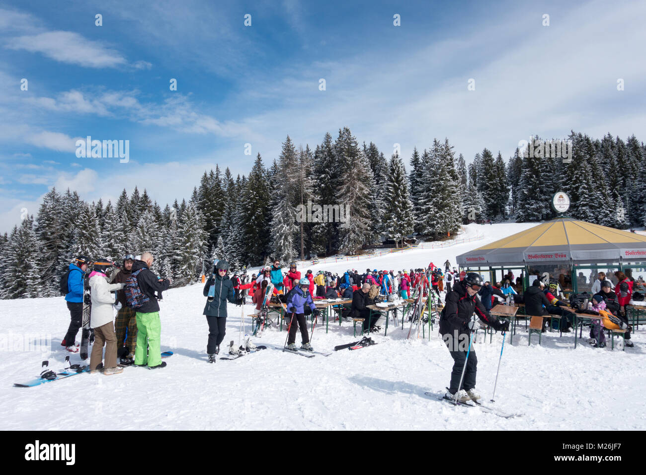 Skifahrer mit Ski Cafe auf den Skipisten oder Pisten über Niederau, Alpbach, Tirol, Österreich Europa Stockfoto