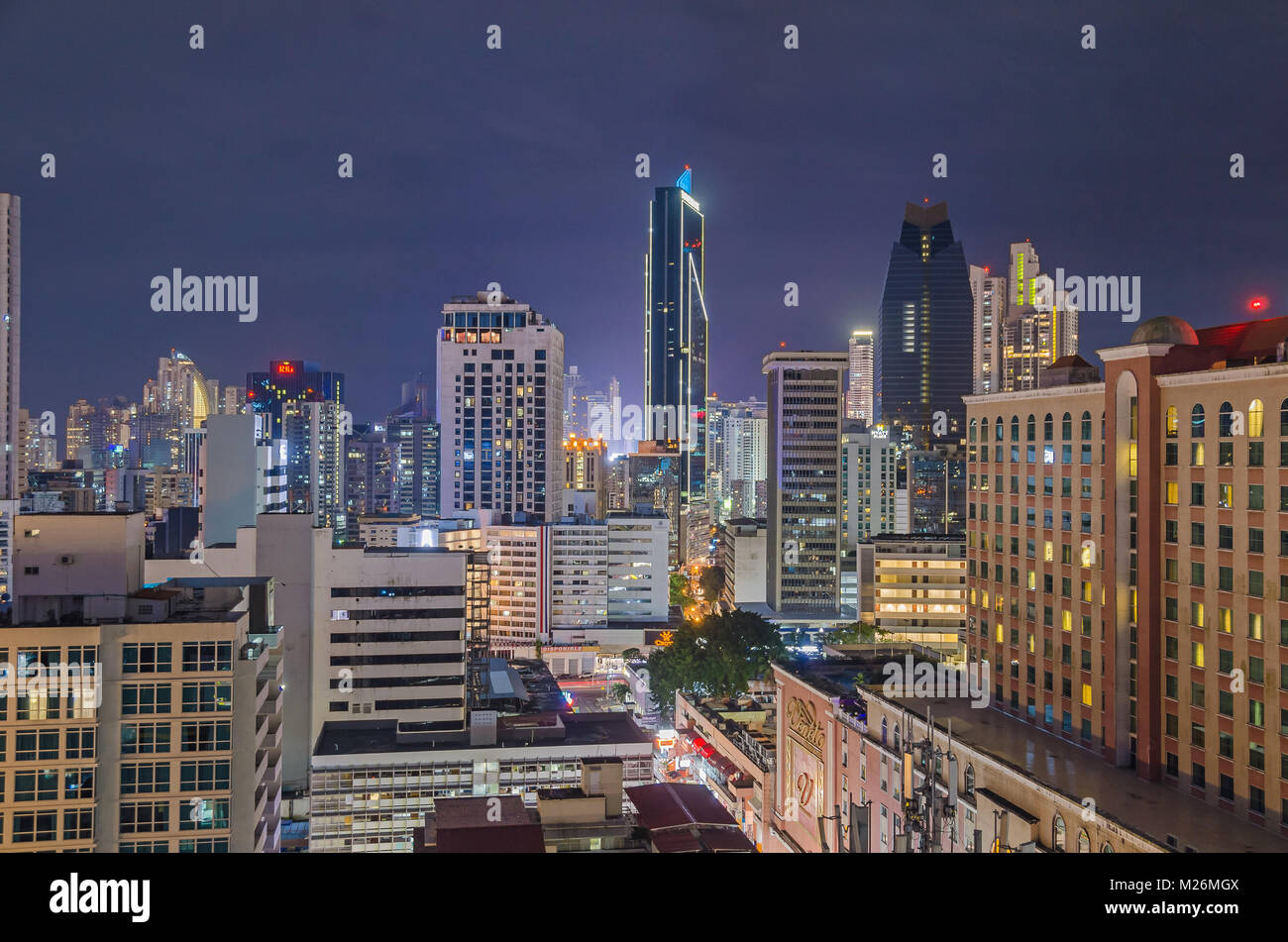 Panama City, Panama - November 2, 2017: Skyline von Panama City bei Nacht mit Towerbank, Hyatt Place und Venetien Grand Hotel. Blick vom Dach des Stockfoto