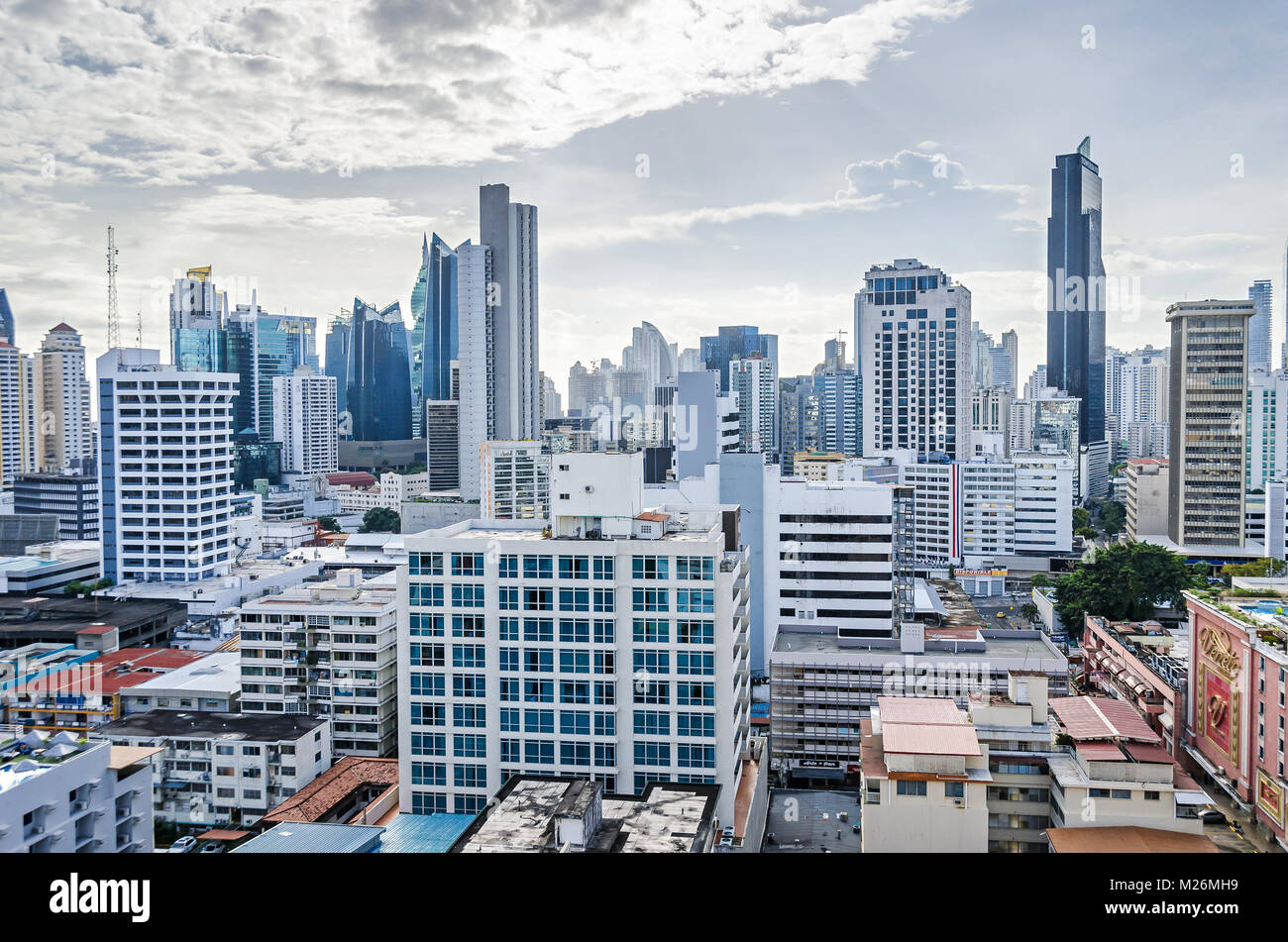 Panama City, Panama - November 2, 2017: Skyline von Panama City an einem bewölkten Tag mit modernen Gebäuden von Towerbank, globale Bank und Venetien Grand Hotel. Stockfoto