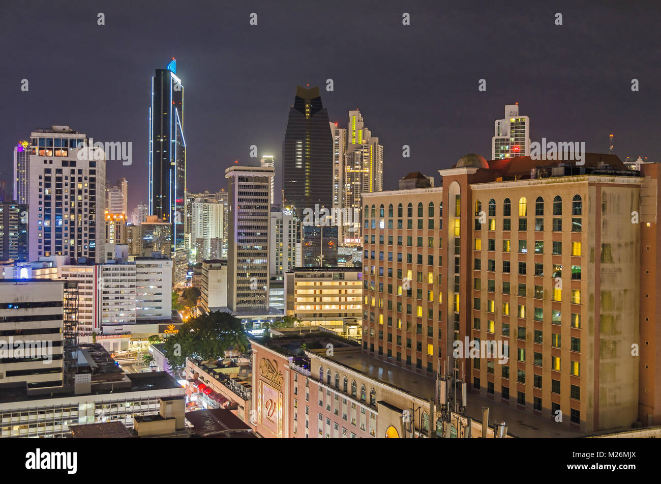 Panama City, Panama - November 2, 2017: Skyline von Panama City bei Nacht mit Towerbank, Hyatt Place und Venetien Grand Hotel. Blick vom Dach des Stockfoto