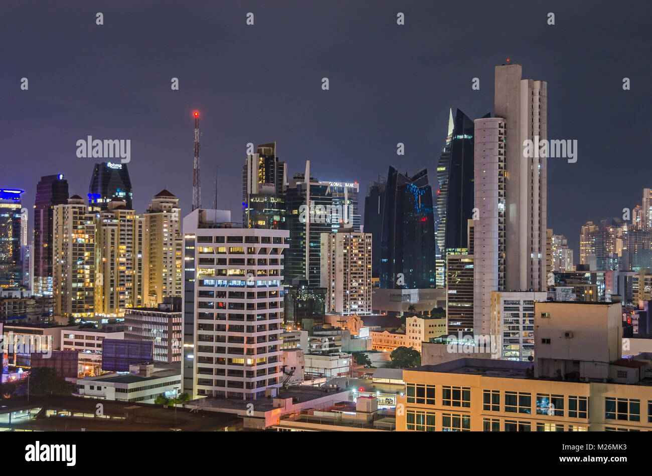 Panama City, Panama - November 2, 2017: die Skyline von Panama City bei Nacht mit Gebäuden von Generalli, globale Bank und Hotels. Blick vom Dach des Stockfoto
