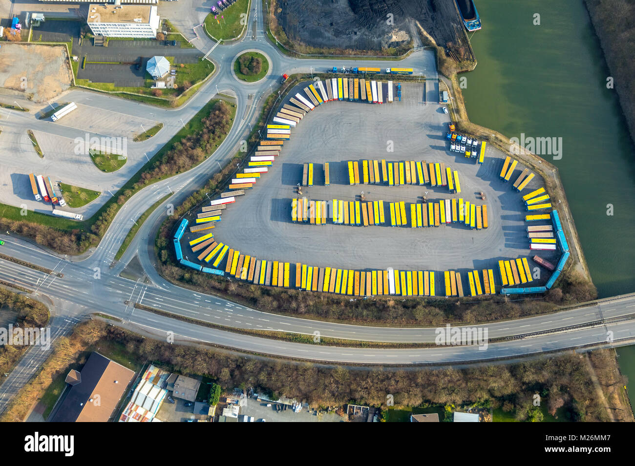 Container Parkplatz Müller - Die Lila Logistik GmbH & Co.KG am Rhein-Herne-Kanal, Wanne-Herner Eisenbahn und Hafen GmbH am Westhafen, Herne, Ruhrgebiet Stockfoto