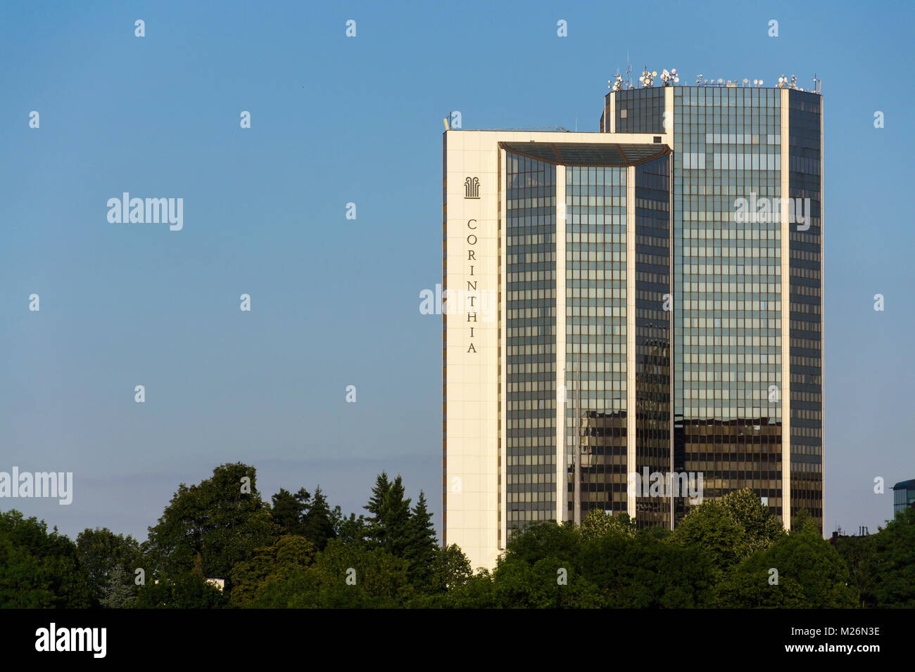 Prag, tschechische Republik - 13. Juli: Corinthia Hotel Logo auf den Bau von Prag hotel am 13. Juli 2017 in Prag, Tschechische Republik. Stockfoto