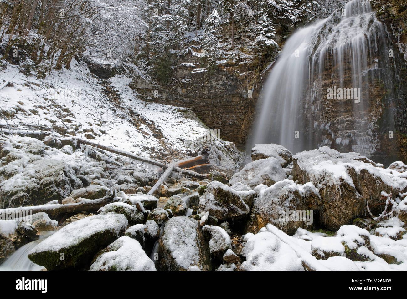 Wasserfall Landschaft im Winter der Französischen Alpen. Stockfoto