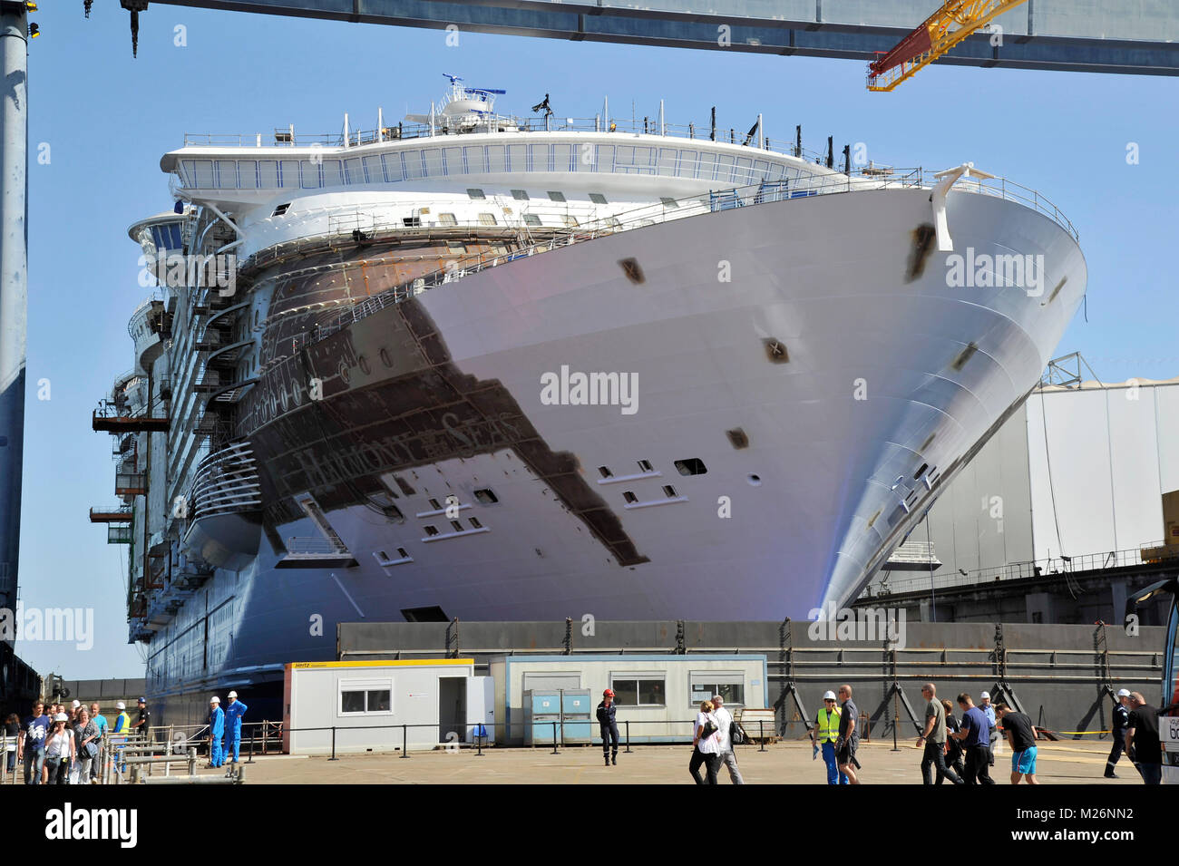 STX Werften in Saint-Nazaire, auf 2015/06/17 Der Bau der riesigen Schiff MS Harmonie der Meere für den amerikanischen Kreuzfahrtgesellschaft Royal Caribbean In Stockfoto