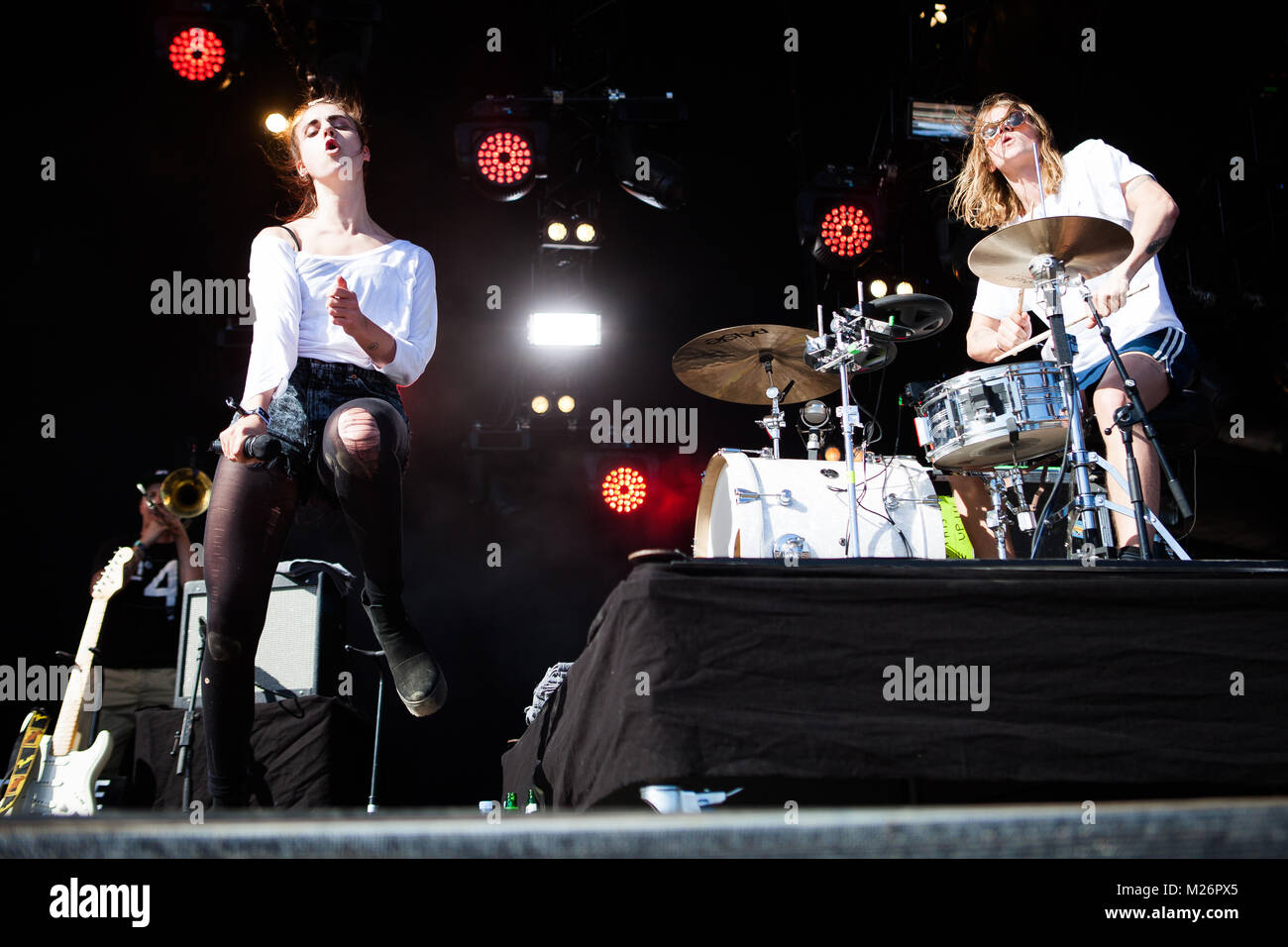 Die dänische Sängerin Karen Marie Ørsted ist besser bekannt unter ihrem Künstlernamen Mø und ist Ihr Bild live auf der Bühne bei Northside Festival 2014. Dänemark 14/06 2016. Stockfoto