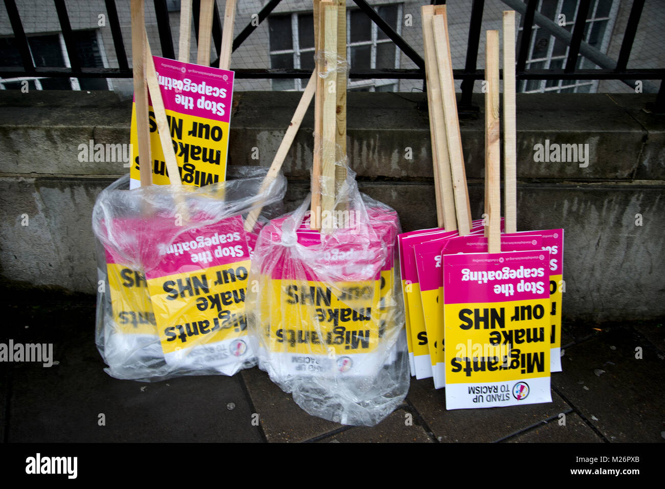 Demonstration von der Volksversammlung zur Unterstützung des NHS genannt. Plakate verpackt in Plastik: "Migranten machen unsere NHS'. Stockfoto
