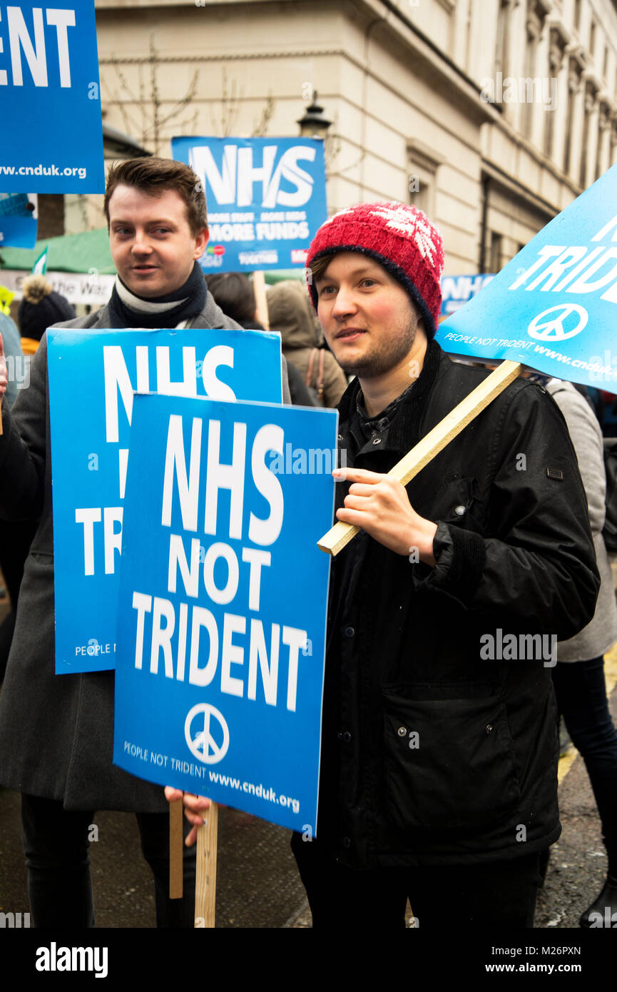 Demonstration von der Volksversammlung zur Unterstützung des NHS genannt. Zwei junge Männer halten Plakate mit der Aufschrift "NHS nicht Trident". Stockfoto