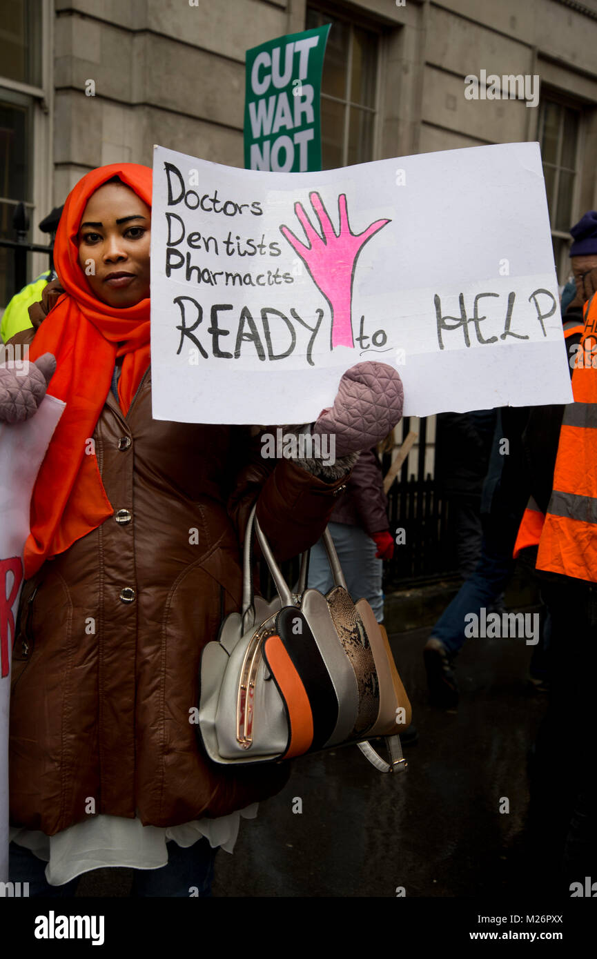 Gower Street, London. Demonstration von der Volksversammlung zur Unterstützung des NHS (National Health Service} genannt. Ein Arzt aus dem Sudan hält eine Placa Stockfoto