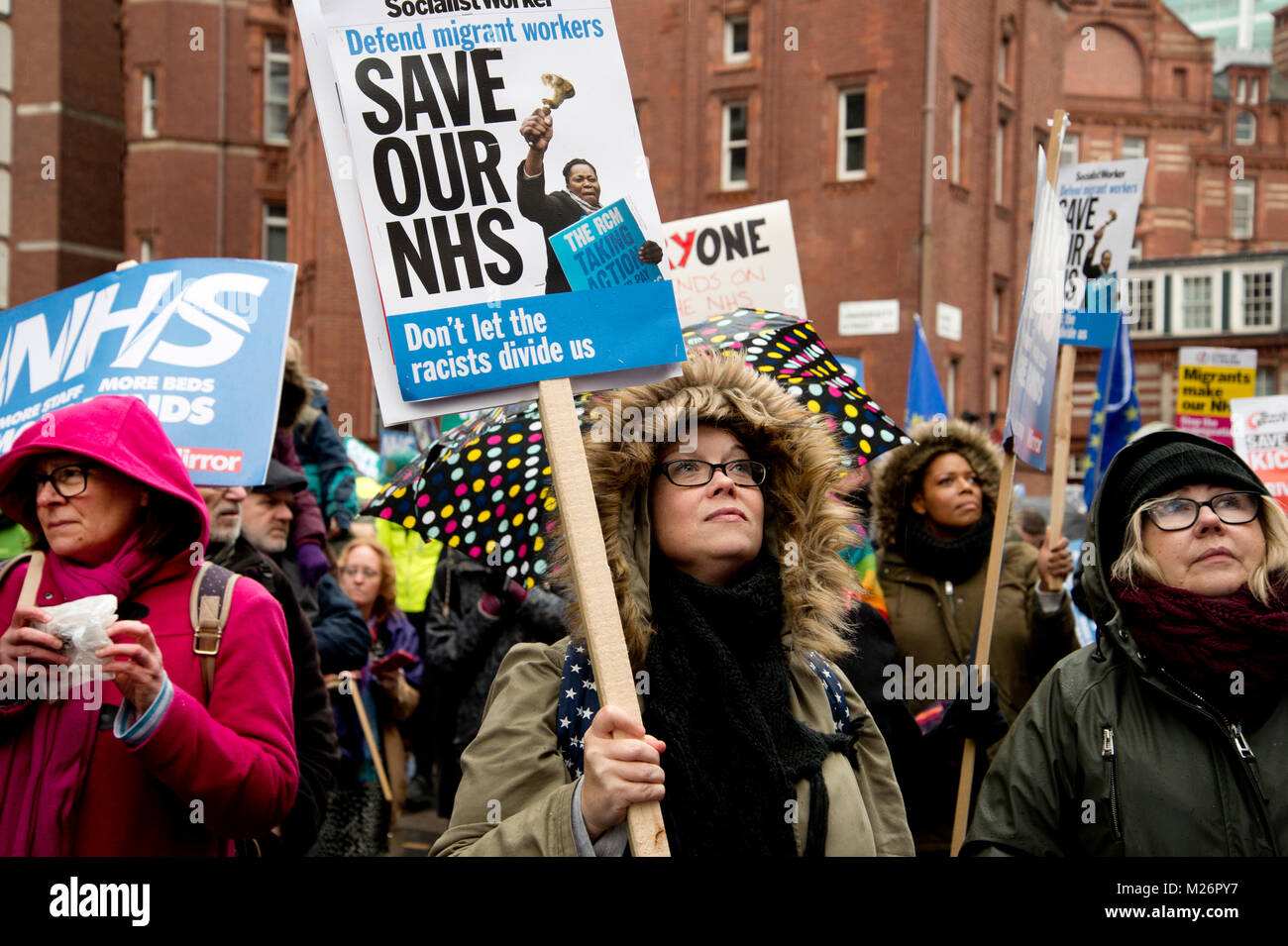 Demonstration von der Volksversammlung zur Unterstützung des NHS (National Health Service} genannt. Eine Gruppe von Frauen hören, reden Stockfoto