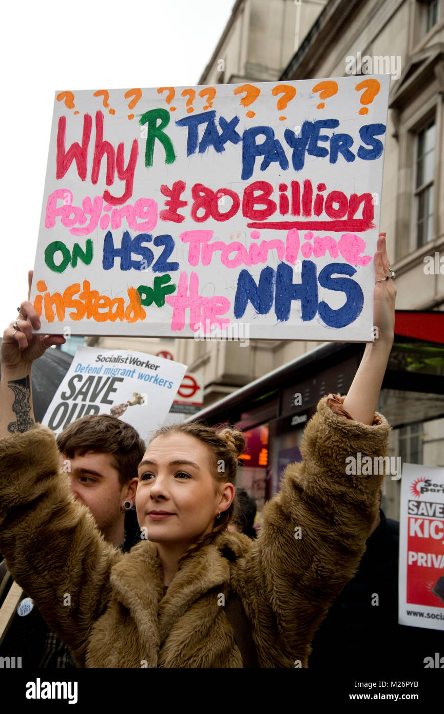 Demonstration von der Volksversammlung zur Unterstützung des NHS genannt. Ein Plakat, fragt, warum die Steuerzahler zahlen £ 80 Mrd. sind für HS2 trainline. Stockfoto