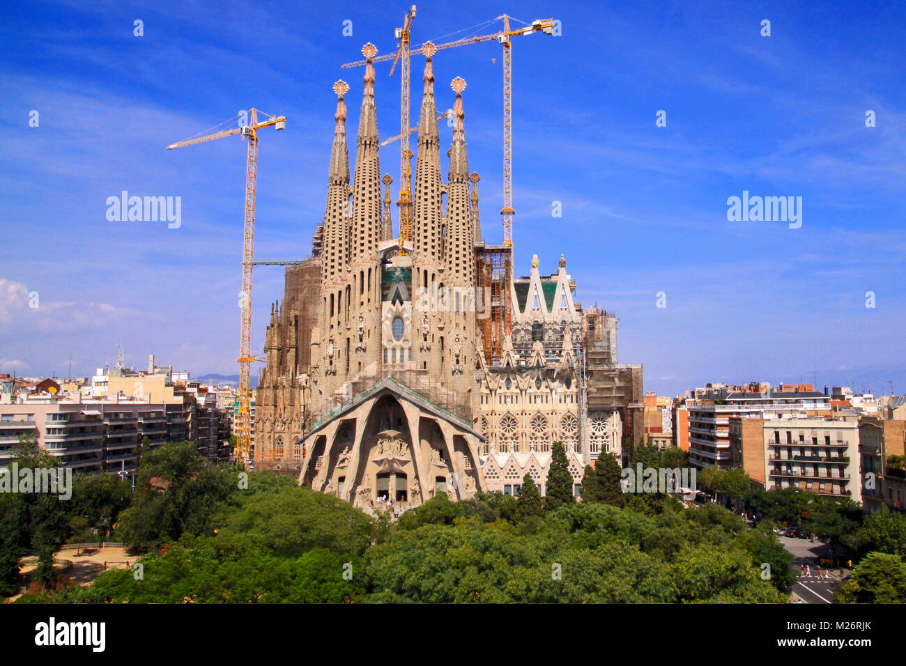 Sagrada Familia während der Renovierungsarbeiten, der Höhe direkt vor dem Quadrat über der Straße. Stockfoto