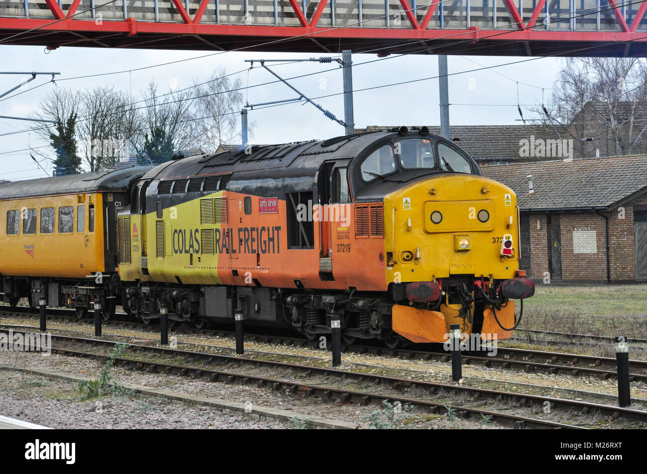 Colas Rail Freight Klasse 37 mit Oberleitung Inspektion Zug in Cambridge, England, Großbritannien Stockfoto