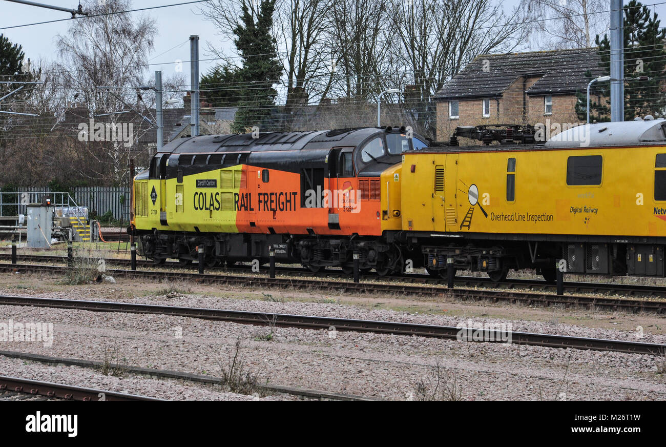 Colas Rail Freight Klasse 37 mit Oberleitung Inspektion Zug in Cambridge, England, Großbritannien Stockfoto