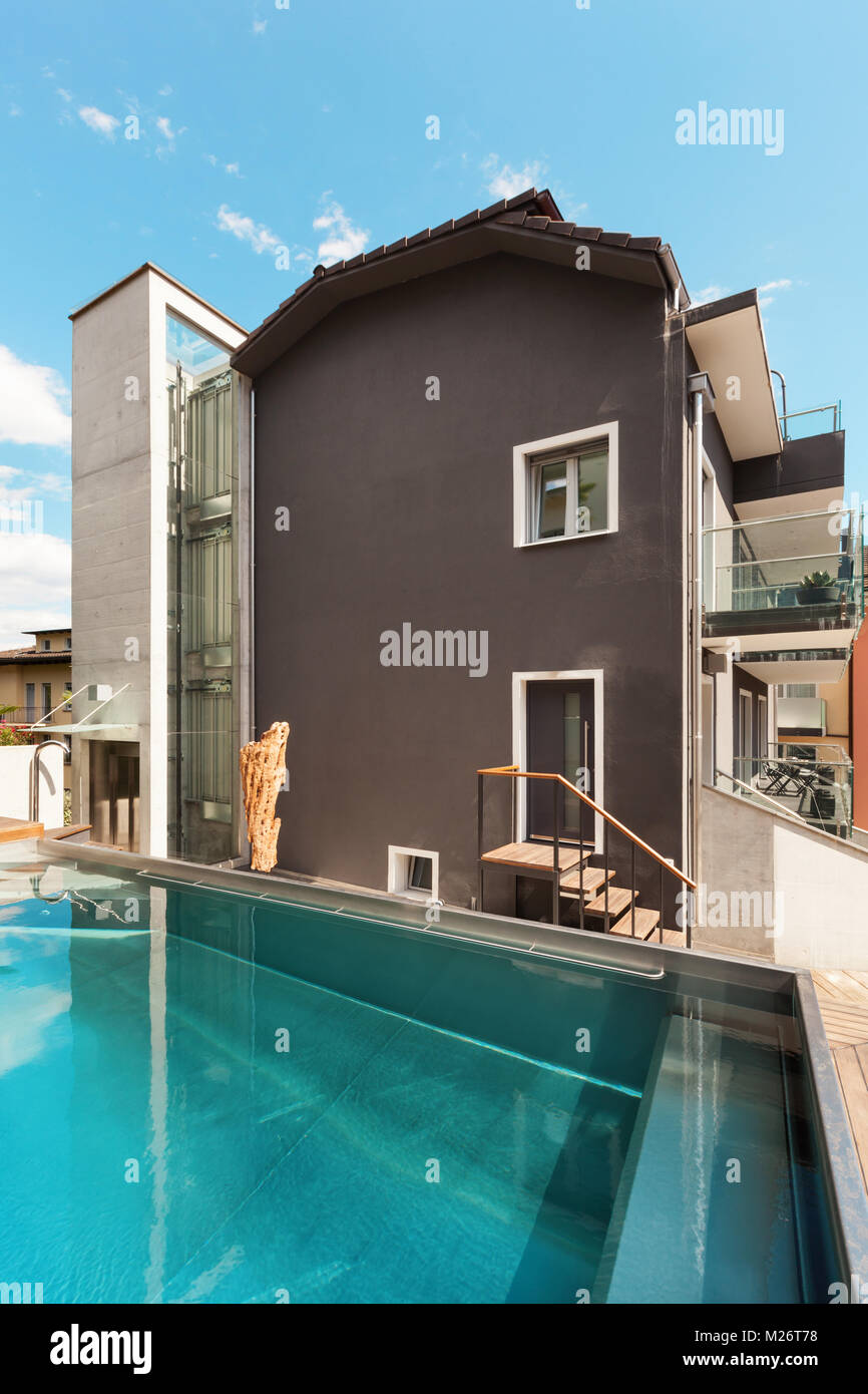 Modernes Haus, Blick auf den Pool, outdoor Stockfoto