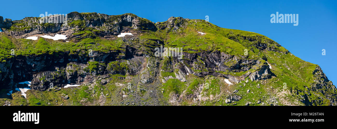 Bergrücken mit Felsen und Grashängen. schöne Natur Landschaft des Fagaras Gebirge, Rumänien Stockfoto