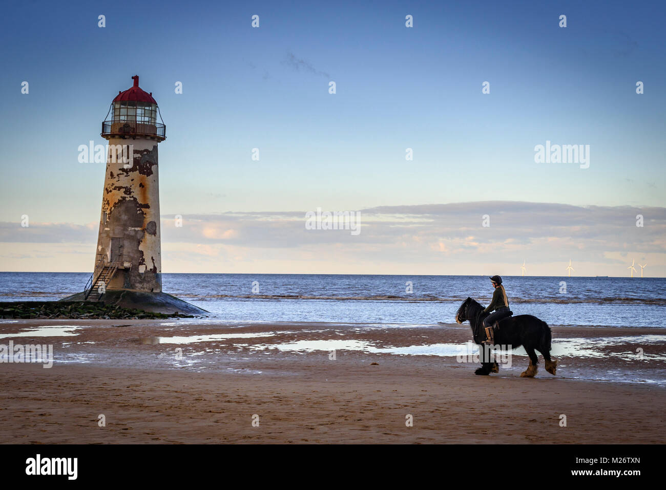 Gronant. Punkt von Ayr. Talacre Strand. Hores und Reiter. Leuchtturm Stockfoto