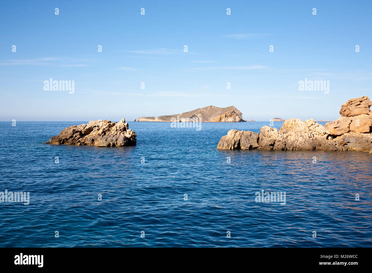 Felsige Inseln im blauen Mittelmeer in der Nähe von Ibiza Stockfoto