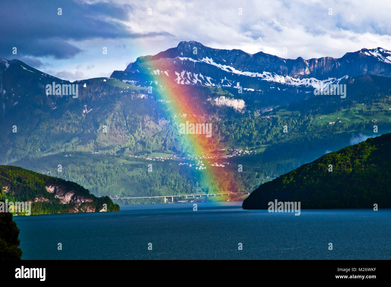 Schöne riesige Regenbogen über den Vierwaldstättersee und die Alpen,  Weggis, Schweiz. Schweiz, Europa Stockfotografie - Alamy