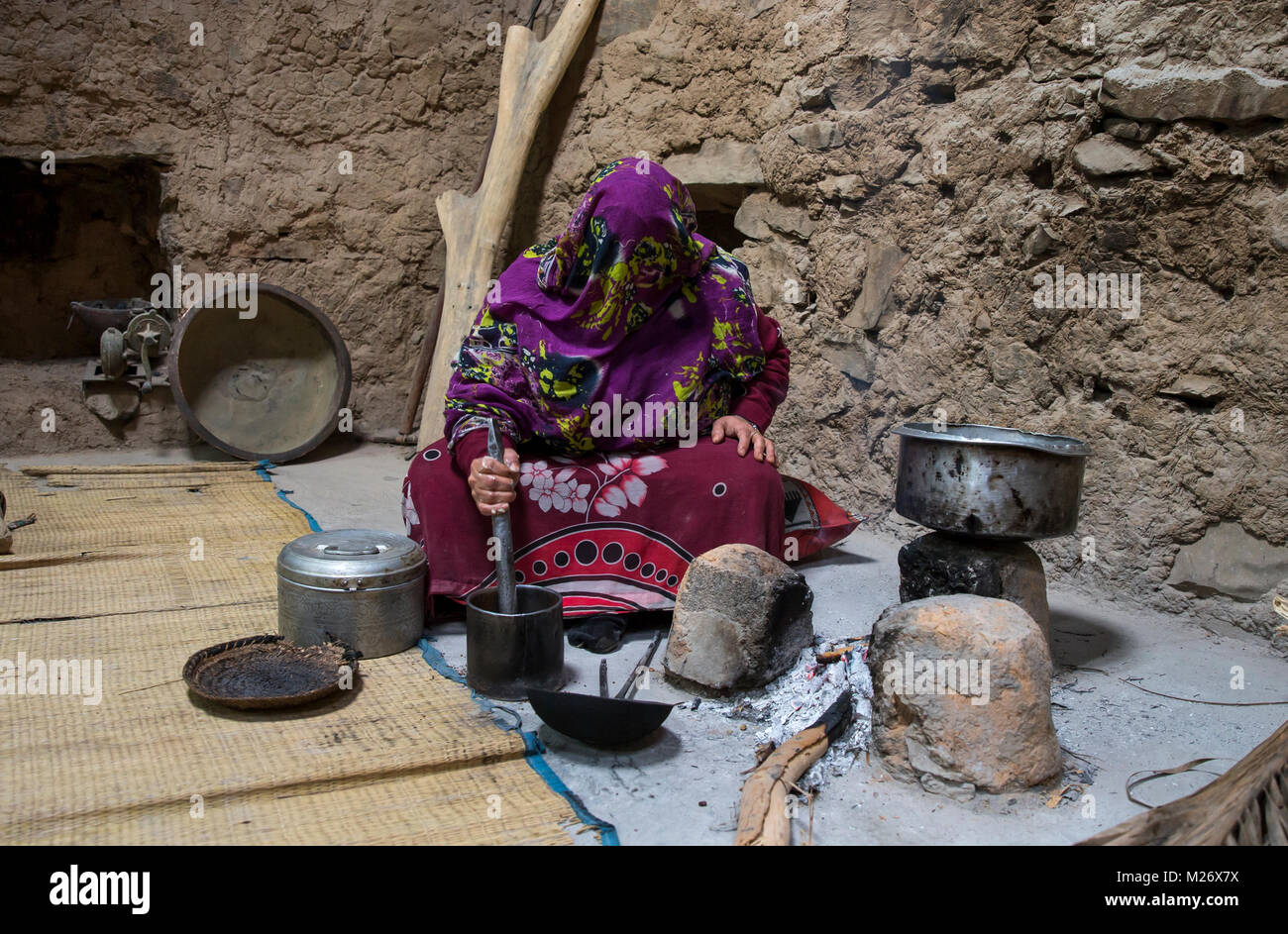 Al Hamra Oman, Febrary 2nd, 2018: omani Frau Vorbereitungen in der Küche der traditionellen Haus Stockfoto