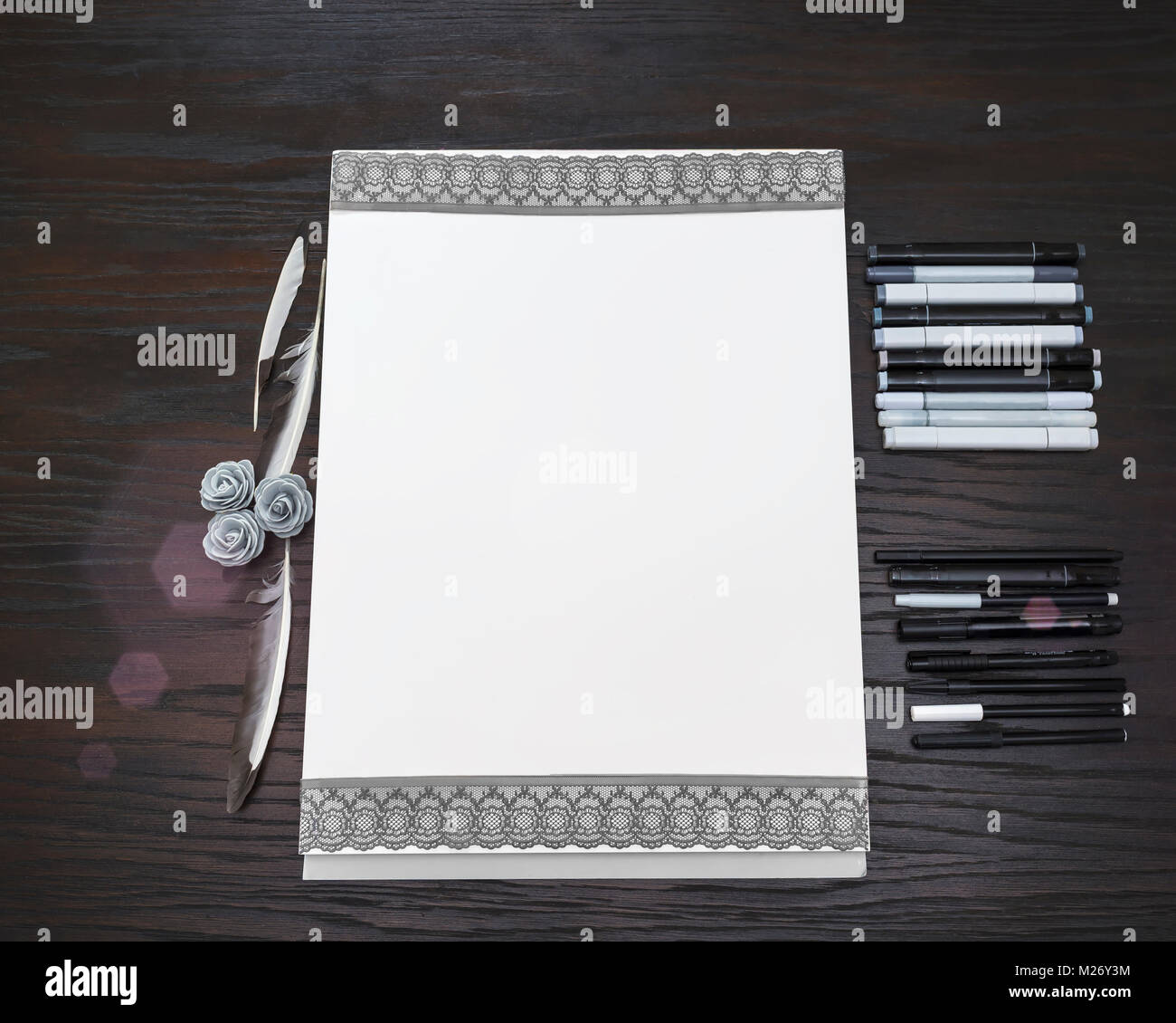 Hintergrund für kreative Bilder - großes Papier block dekoriert mit Trend Farbe grau Stockfoto