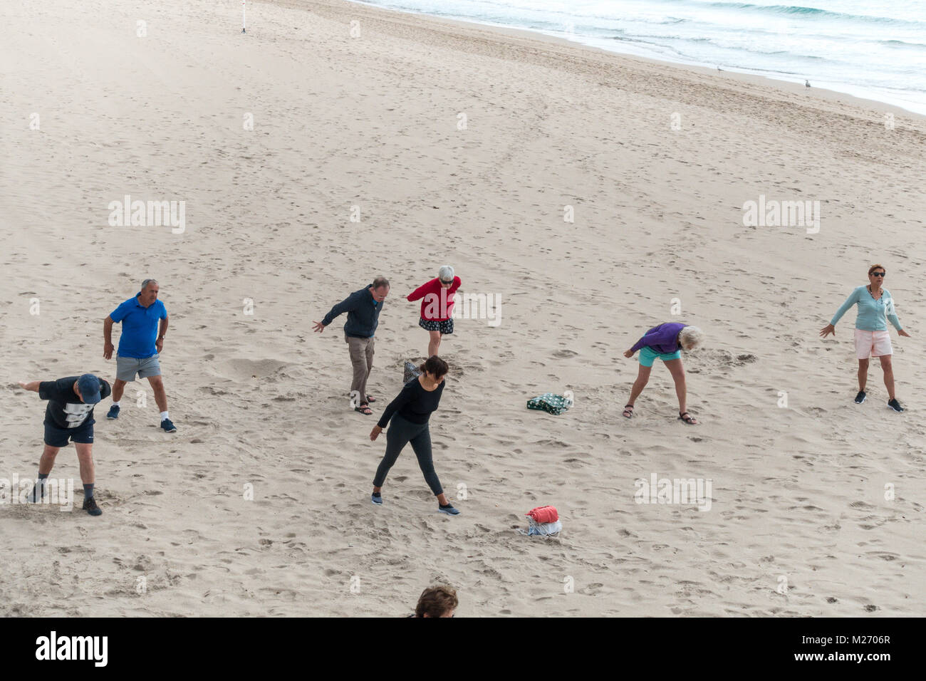 Senioren fit halten am Strand in Benidorm, Spanien. Männer Frauen Senioren, ältere fitness Klasse Stockfoto