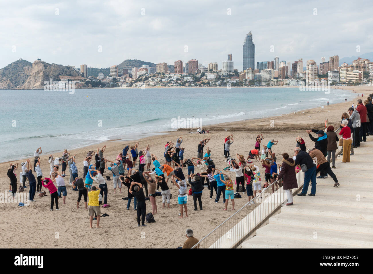 Senioren fit halten am Strand in Benidorm, Spanien. Männer Frauen Senioren, ältere Fitness klasse Zuschauer und einzusteigen. Stockfoto
