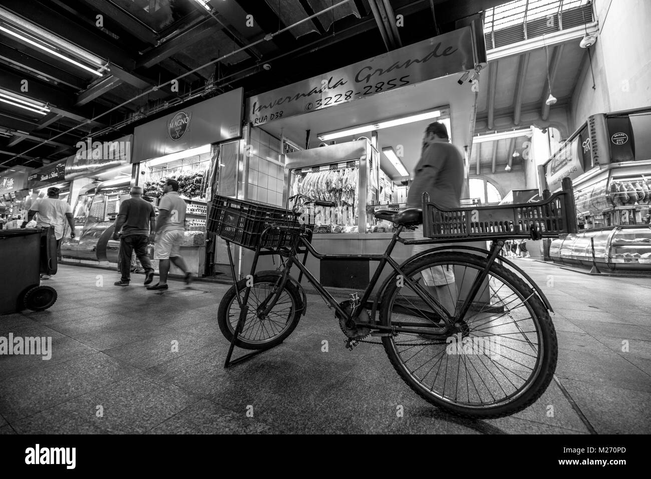 SAO PAULO, Brasilien - Februar 02: Schwarz und Weiß Bild von Ständer Fahrrad vor der Fleischerei an Mercadao, Marktplatz in Sao Paulo, Brasilien Stockfoto