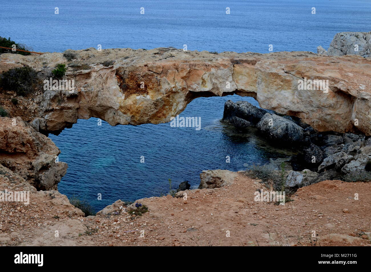 Naturstein arch/Brücke am Mittelmeer. Stockfoto