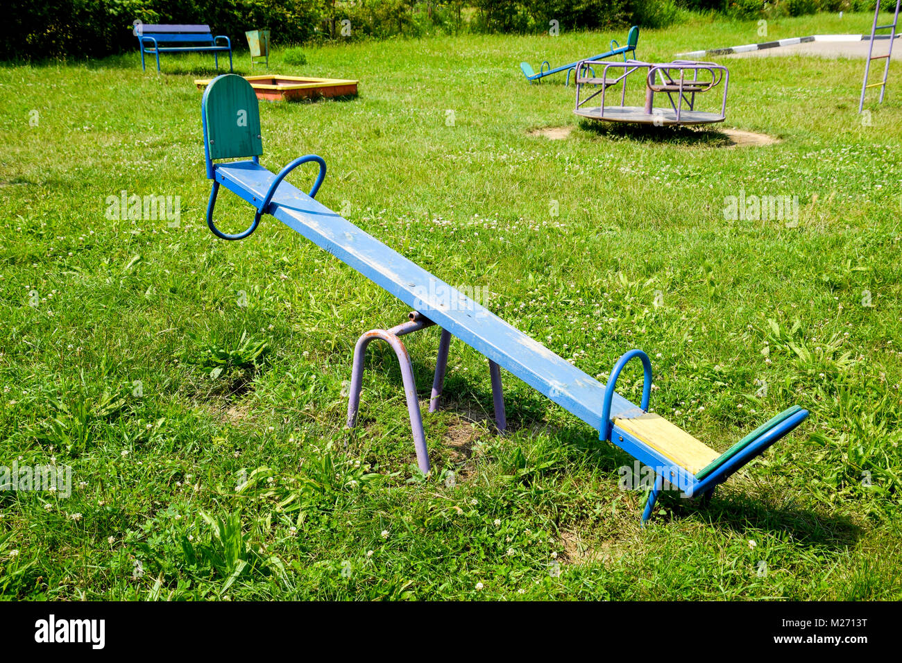 Kinderspielplatz. Schaukel, Karussell und schieben. Kinder Schaukelstuhl auf dem Spielplatz. Stockfoto