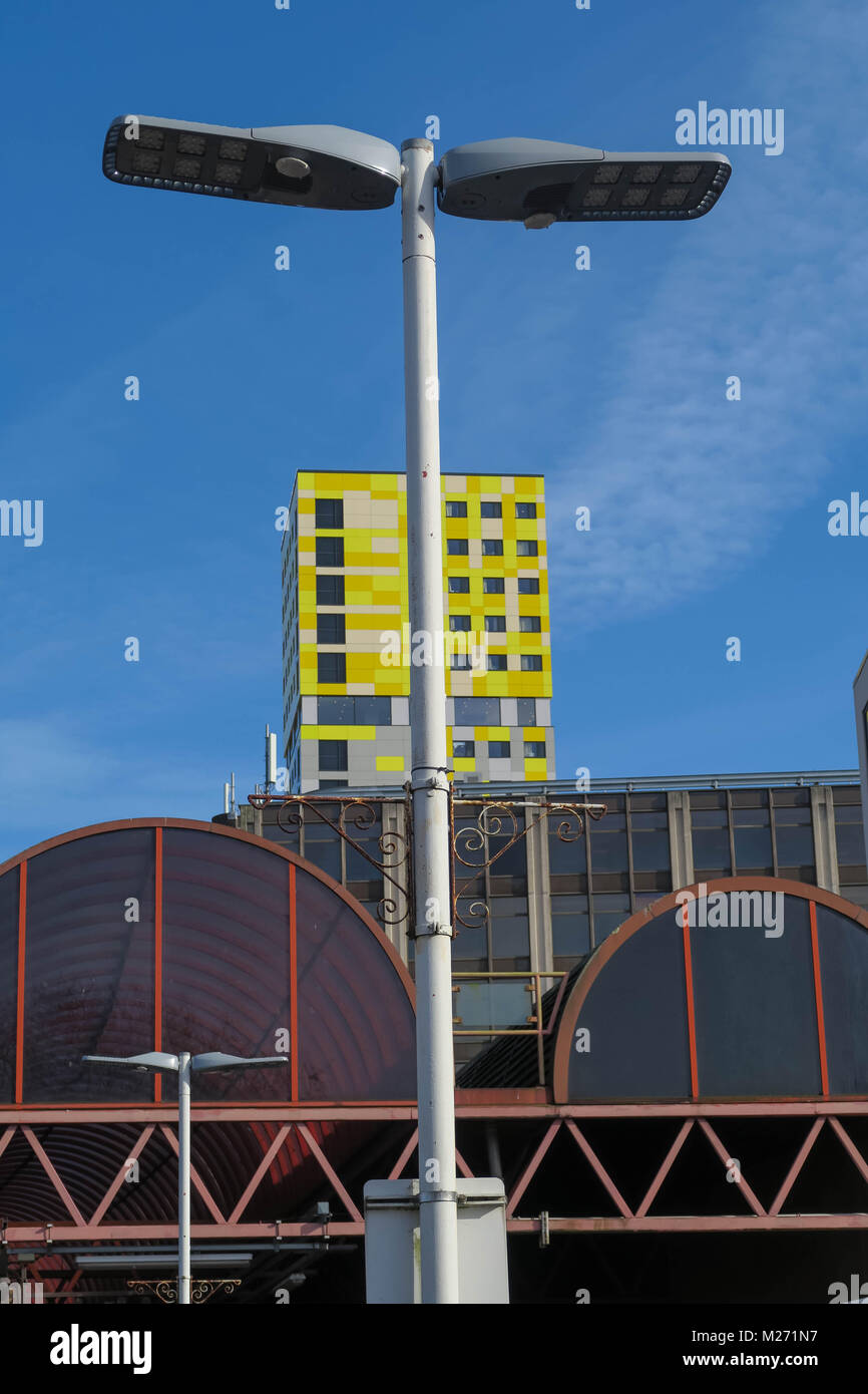 Gebäude, blauer Himmel und Krane Stockfoto