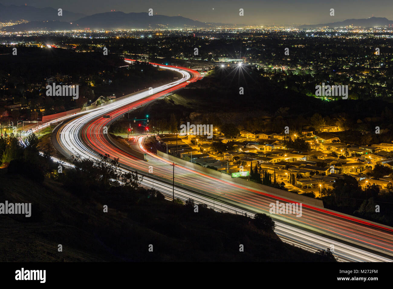 Nacht Blick auf Route 118 Freeway in die San Fernando Valley in Los Angeles, Kalifornien. Stockfoto