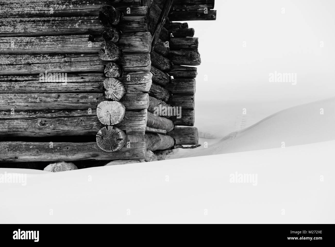 Seiser Alm, umgeben von schneebedeckten. Zauber der Dolomiten Stockfoto
