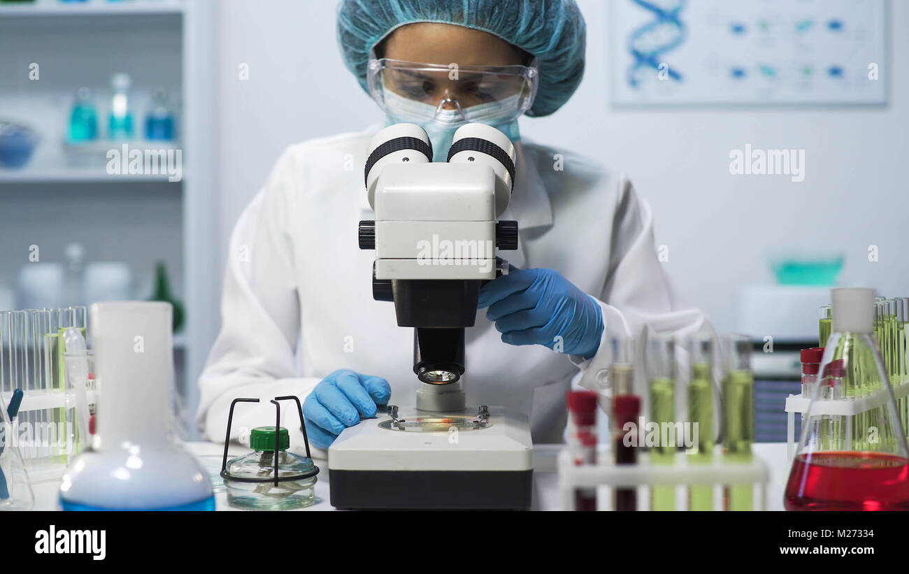 Weibliche Labortechniker, Mikroskop, biomedizinische Forschung Stockfoto