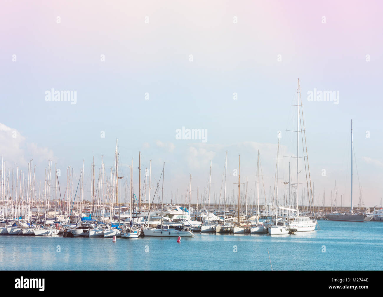 Panoramablick auf die wunderschöne Seenlandschaft mit luxuriösen Yachten im Hafen. Türkisblaues Wasser Pastellfarben blaue Himmel Breezy luftige Atmosphäre. Urban Lifestyle Phot Stockfoto