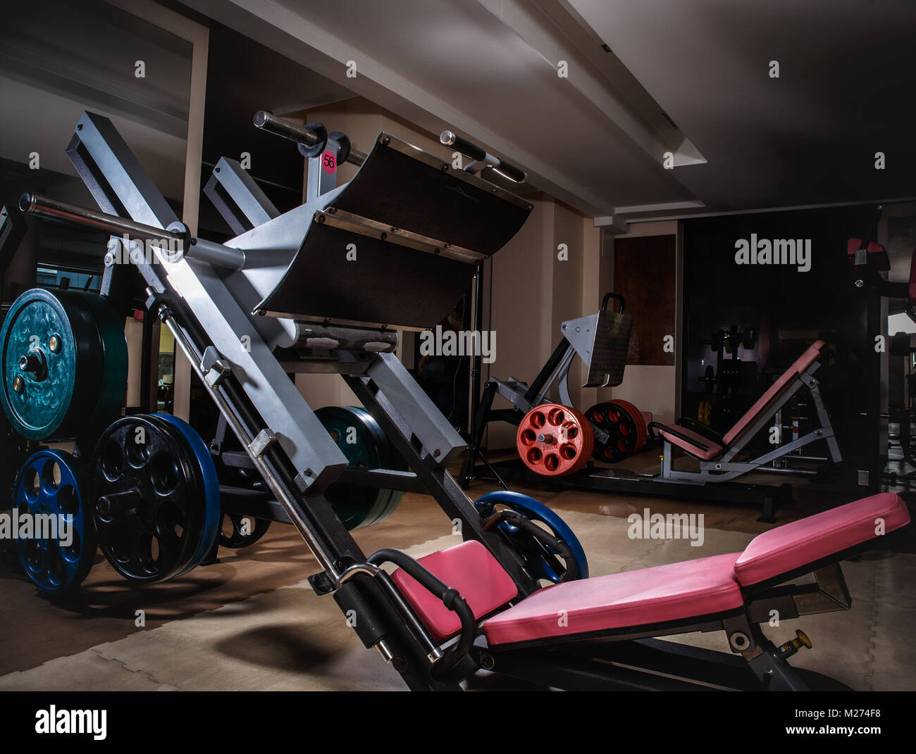 Gewicht Trainingsgeräte für Übungen, Bein drückt. Stockfoto