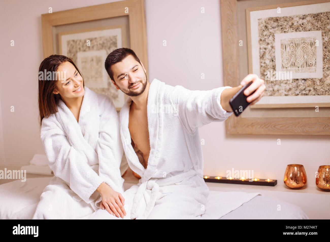 Paar in der Liebe genießen Wellness Wochenende und unter selfies in Spa. Stockfoto