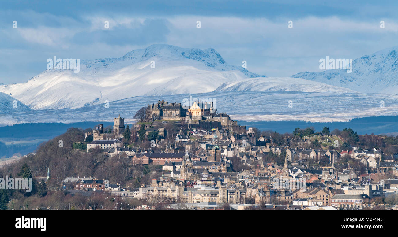 Im Winter des Stirling Castle oberhalb der Stadt mit Schnee bedeckte Berge (Stuc eine Chroin und Ben Vorlich) in der Ferne, Stirlingshire, Stockfoto