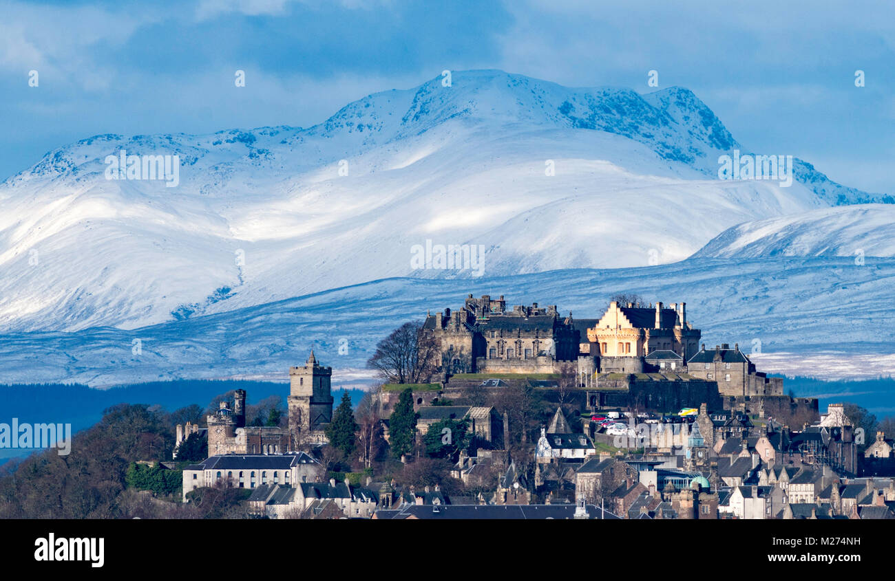Im Winter des Stirling Castle oberhalb der Stadt mit Schnee bedeckte Berge (Stuc eine Chroin und Ben Vorlich) in der Ferne, Stirlingshire, Stockfoto