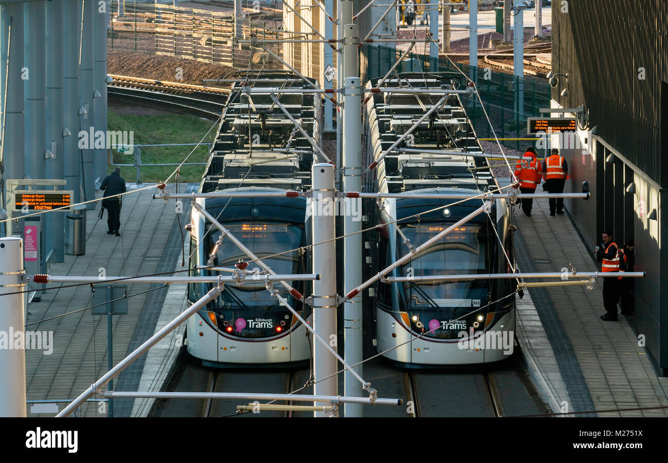 Anzeigen von Straßenbahnen an Plattformen auf moderne Edinburgh Gateway Eisenbahn und Straßenbahn, verbindet Scotrail Bahnreisende mit Edinburgh Tram Link Stockfoto